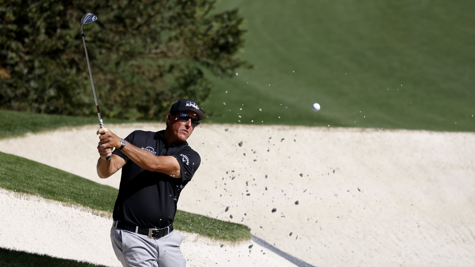 Phil Mickelson gives $100 to golfers while filming Amstel commercial